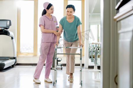 医生护士中国摄影照片_护士帮助患者康复锻炼