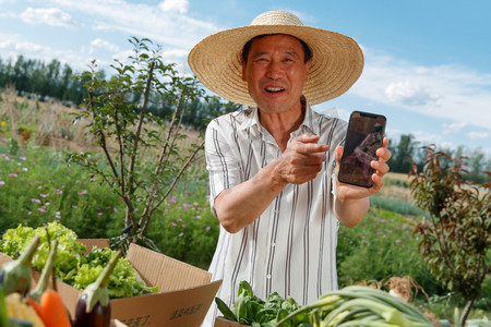 商场导购摄影照片_农民在线直播销售农产品