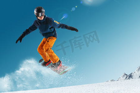 酷酷的装备摄影照片_滑雪的青年男人