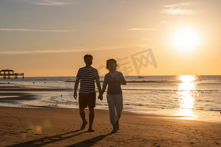 海滩游玩摄影照片_老年夫妇在海边散步