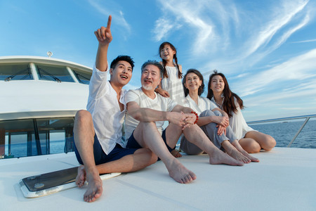 夏天摄影照片_欢乐家庭乘坐游艇出海