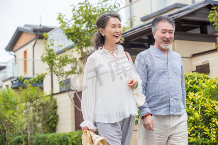 老年夫妇在户外散步