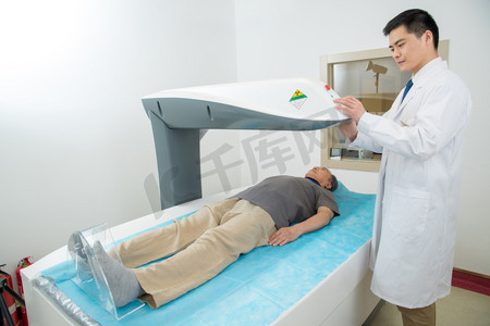 磁共振图片摄影照片_医生给患者检查身体
