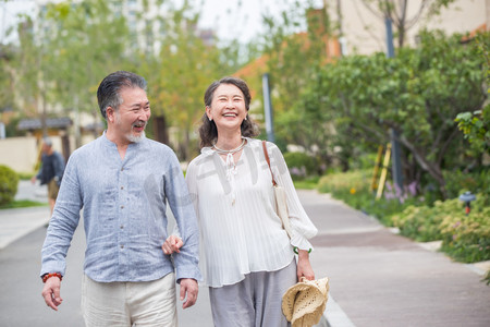 温馨家园摄影照片_老年夫妇在户外散步