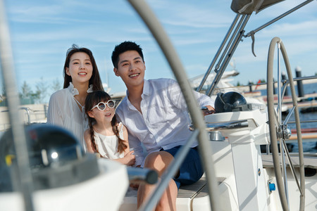 欢乐家庭驾驶游艇出海