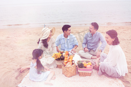 食品海边摄影照片_快乐的一家人在海边度假