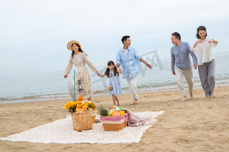 水果摄影照片_在海边度假的一家人