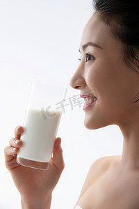 养生行业摄影照片_青年女人喝牛奶