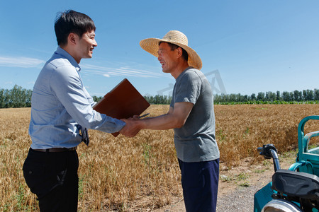 感谢有你相随摄影照片_麦田里农民感谢科研人员