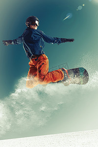 滑雪的青年男人
