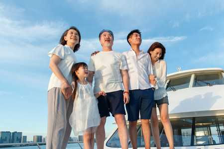 夏天摄影照片_快乐的一家人站在游艇上