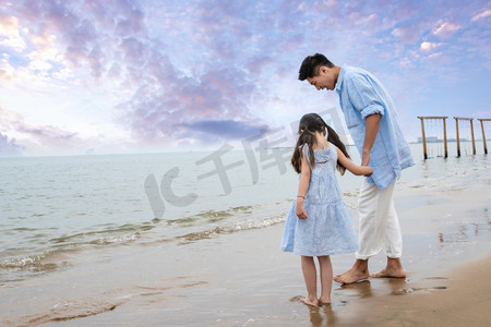 天空摄影照片_快乐父女在海边玩耍
