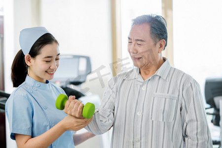 健康护士医生摄影照片_女护士协助病人康复锻炼