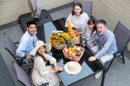 水果摄影照片_幸福的一家人坐在餐桌旁