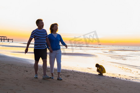 海滩游玩摄影照片_老年夫妇在海边散步