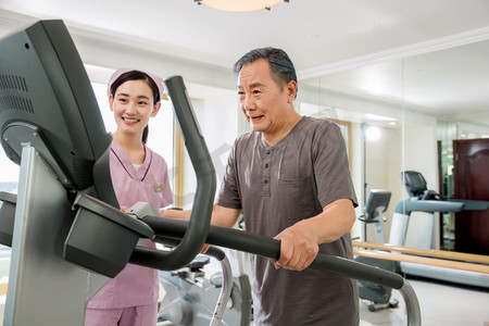 老年人锻炼摄影照片_护士帮助患者康复锻炼