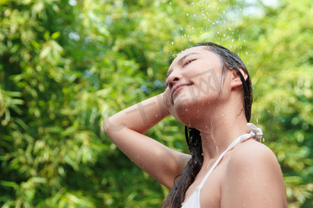 舒适贴身摄影照片_年轻女人沐浴