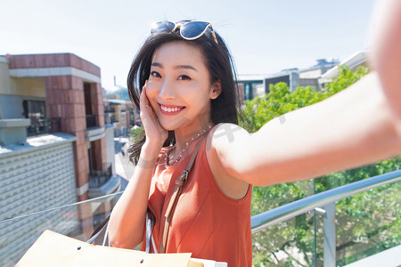 户外逛街自拍的青年女人