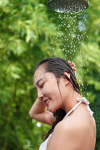 女人洗头摄影照片_年轻女人沐浴