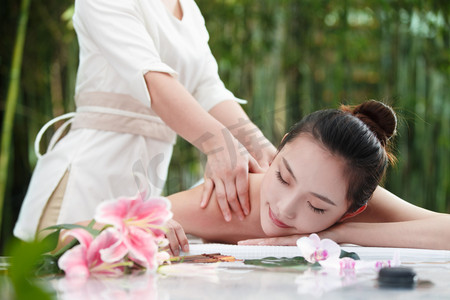 毛巾美女摄影照片_年轻女人做spa