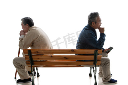 中式场景摄影照片_坐在长椅上的老年人