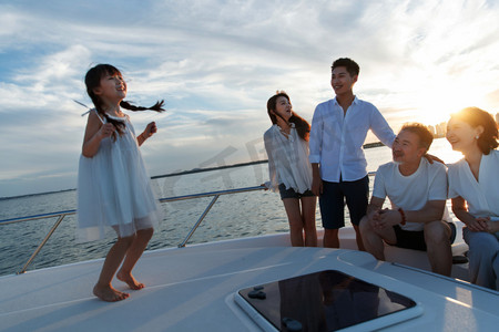 夏天摄影照片_夕阳下在游艇上的快乐一家人