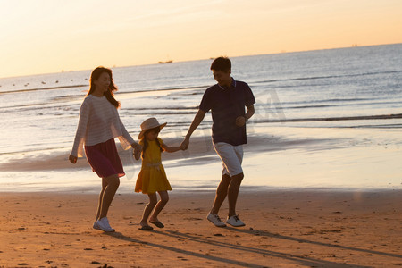 三口在海边玩耍个人vip和企业vip免费下载幸福六口之家出门游玩个人