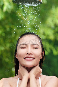 美女淋浴摄影照片_年轻女人沐浴