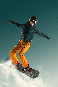 冬天装备摄影照片_滑雪的青年男人