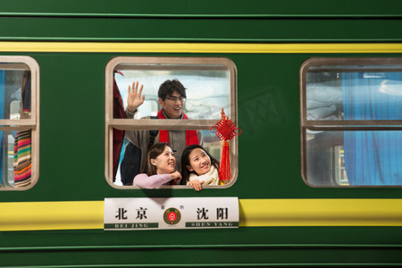 回家的火车摄影照片_青年男女在火车里
