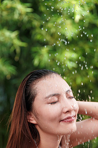 三伏天养生摄影照片_年轻女人沐浴