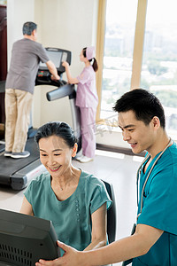 医务工作者指导患者康复锻炼