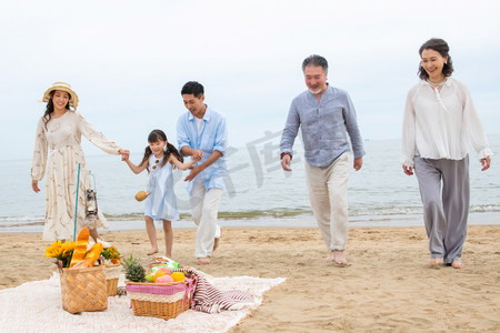 海边活动摄影照片_在海边度假的一家人