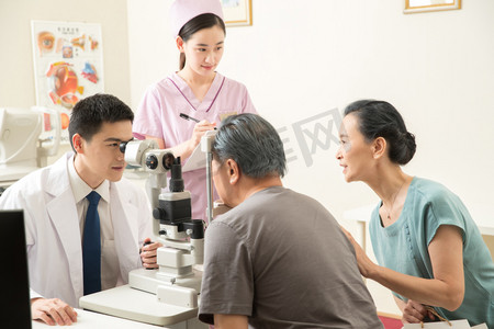 老年人摄影照片_医生给患者检查眼睛