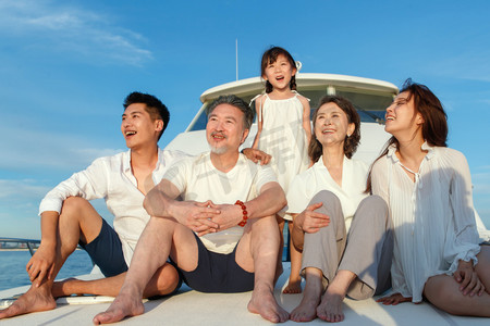 欢乐家庭乘坐游艇出海