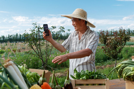 农业介绍摄影照片_农民在线直播销售农产品