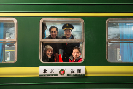回家的火车摄影照片_火车乘务员和旅客