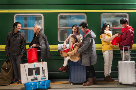 情人节排队摄影照片_站在火车月台上排队上车的旅客