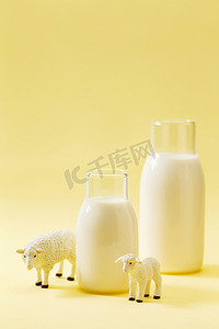 黄色清新可爱摄影照片_牛奶