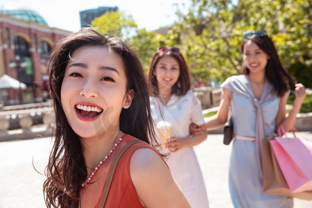 年轻女性购物聚会形象图集摄影照片_青年女人和闺蜜逛街购物