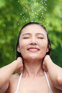 女人洗头摄影照片_年轻女人沐浴