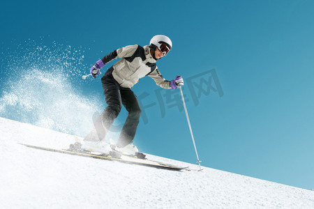 表现冬天摄影照片_滑雪的青年女人