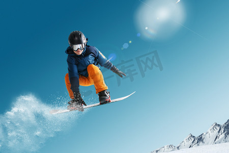 动态水墨画摄影照片_滑雪的青年男人