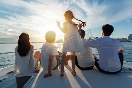 欢乐家庭摄影照片_欢乐家庭乘坐游艇出海