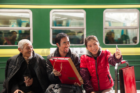 春节就诊摄影照片_在火车站台上等待的旅客
