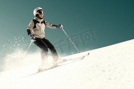 滑雪冒险摄影照片_滑雪的青年女人
