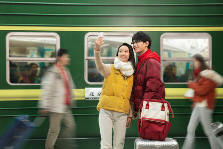 红年货摄影照片_青年情侣站着火车站台上
