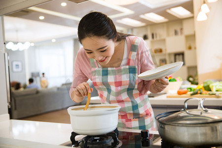 青年女人在厨房煲汤