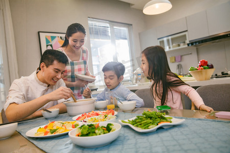 你妈叫你回家吃饭摄影照片_幸福家庭在吃饭