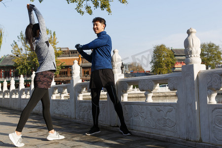 中国水墨风女仕摄影照片_青年情侣户外运动